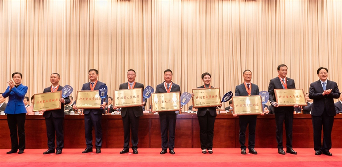 常州“新春第一会”，，，，，，德赢vwin再获多项殊荣，，，，，，助力推动“万亿之城再出发” | 德赢vwin