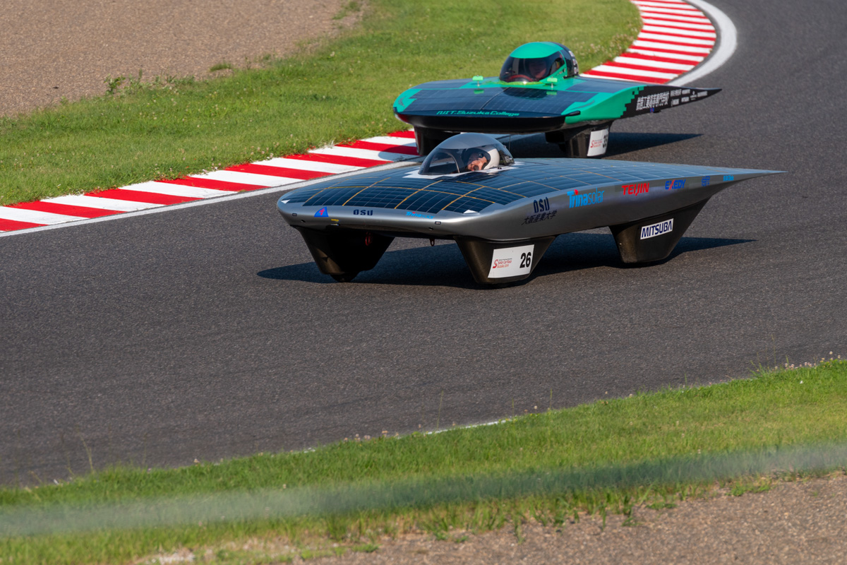 ソーラーカーレース鈴鹿 2019で熱戦！  太陽光発電の未来を担う若者たち | トリナ?ソーラー